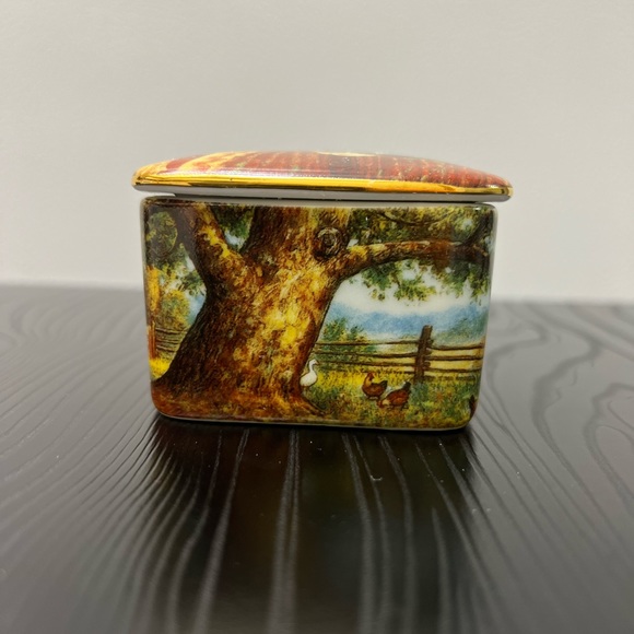 Ardleigh Elliott Porcelain Music Box Scott Gustafson Little
Red Riding Hood. - Picture 4 of 8